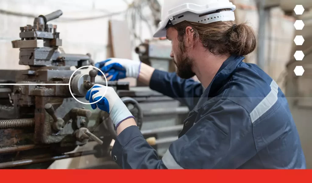 Ingeniero reparando una máquina - Ingeniero monitoreando funcionamiento de máquina - Reparación de maquinaria